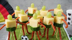 Käse-Trauben-Spieße im Fußballer-Look